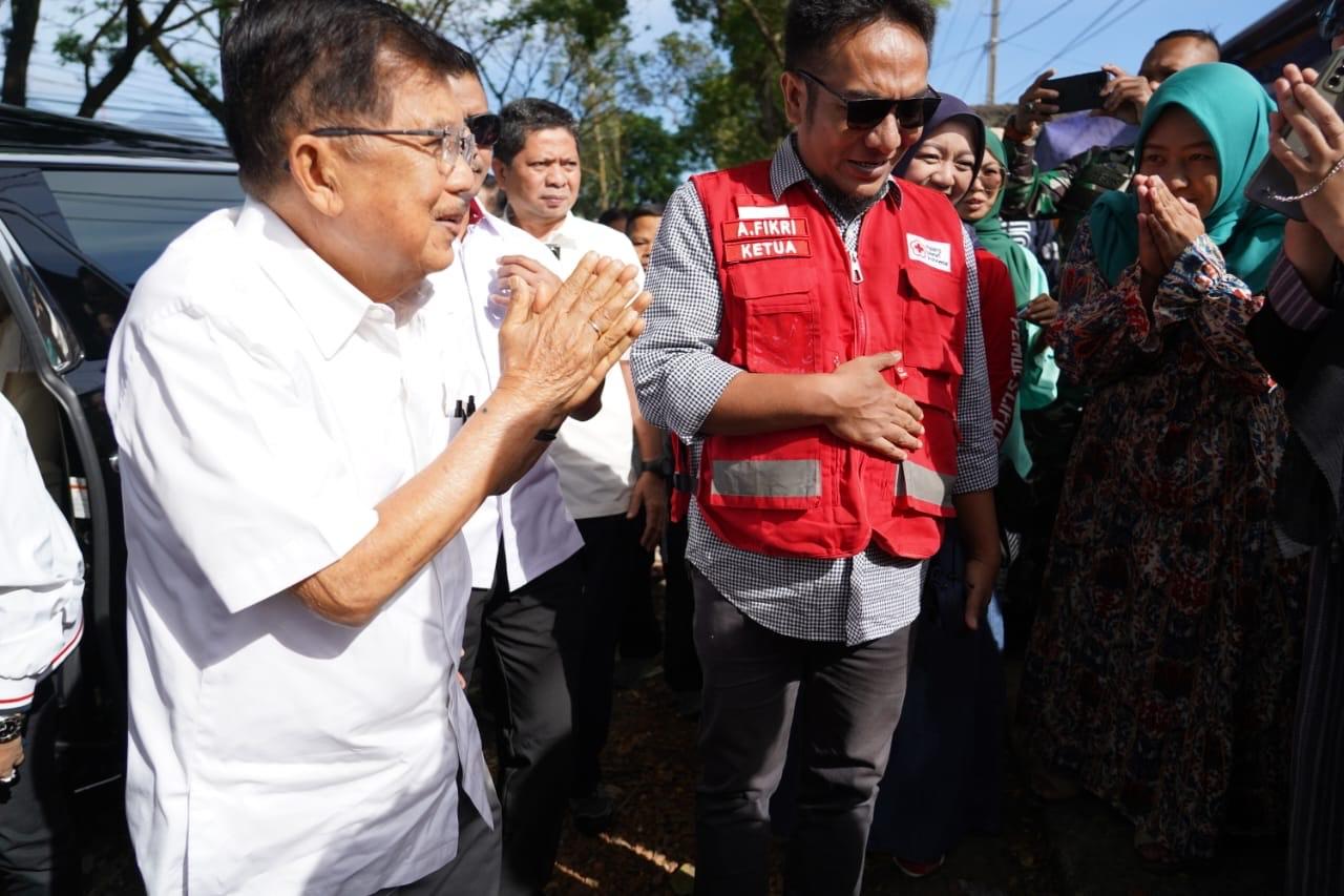 Ketua-PMI-Jusuf-Kalla-didampingi-Ketua-PMI-Cianjur-Ahmda-Fikr.jpg