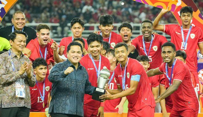 Ketua-PSSI-Erick-Thohir-menyerahkan-trofi-kepada-kapten-timnas-U19-Indonesia.jpg
