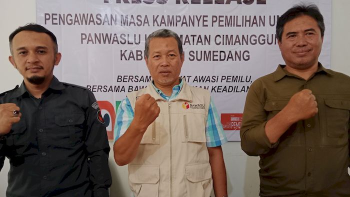 Ketua-Panitia-Pengawas-Kecamatan-Panwascam-Cimanggung-Ajang-Tayudin-tengah.jpg