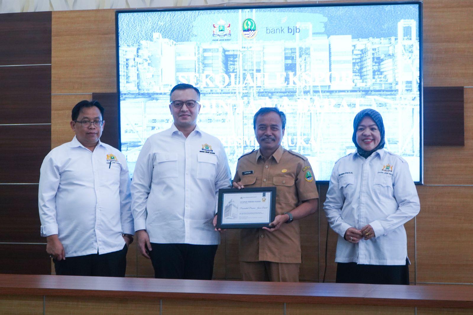 Ketua-Umum-Kadin-Jabar-Almer-Faiq-Rusydi-kiri-bersama.jpg