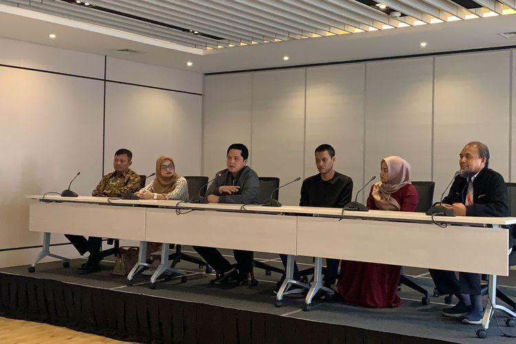 Ketua-Umum-PSSI-Erick-Thohir-dan-mantan-kiper-timnas-Indonesia-Kurnia-Meiga.jpg