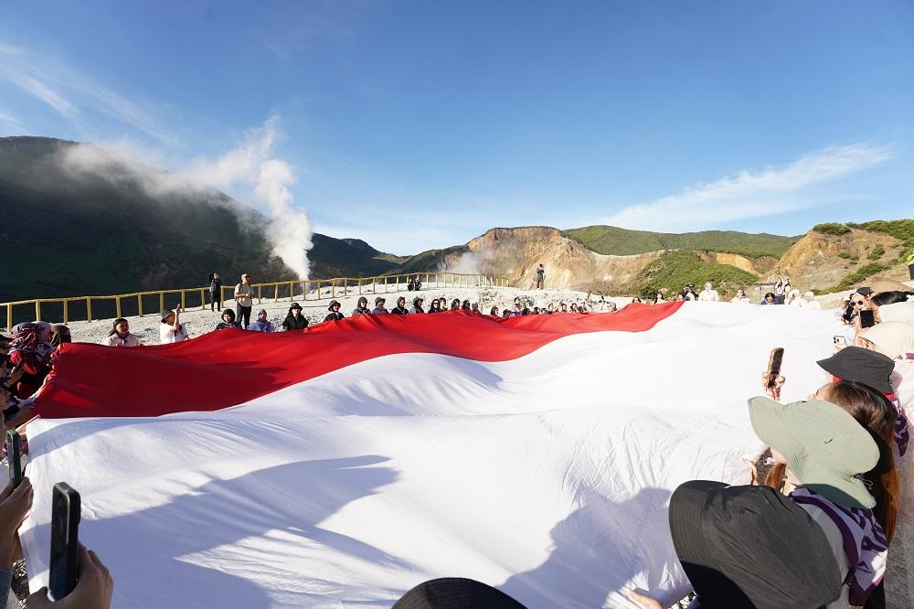 Kibarkan-Bendera-Merah-Putih-Raksasa-di-Gunung-Papandayan.jpg