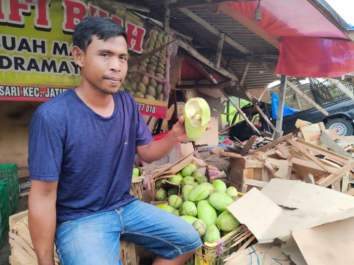 Kios-buah-mangga-tertabrak-mobil-pikap-di-Indramayu.jpg