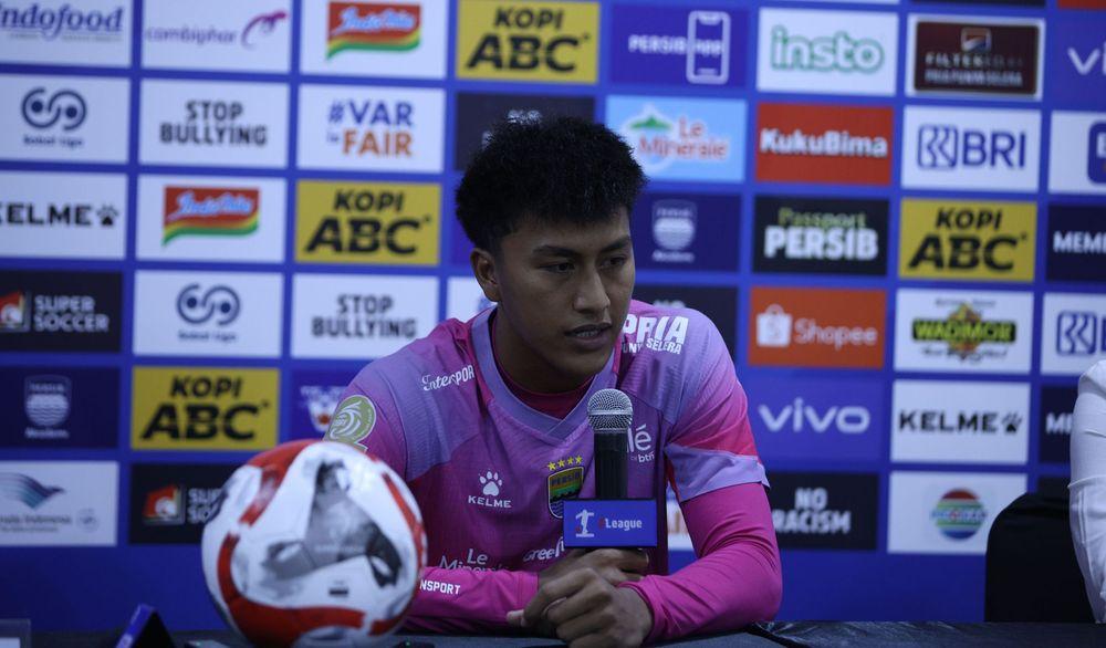 Kiper-PERSIB-Fitrah-Maulana-menjalan.jpg
