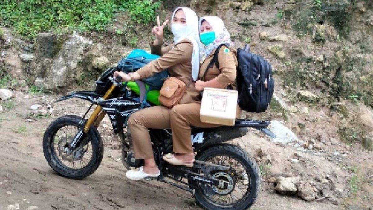 Kisah-Bidan-di-Cianjur-naik-motor-trail-terabas-hutan-demi-membantu-persalinan-warga-di-pelosok.jpg