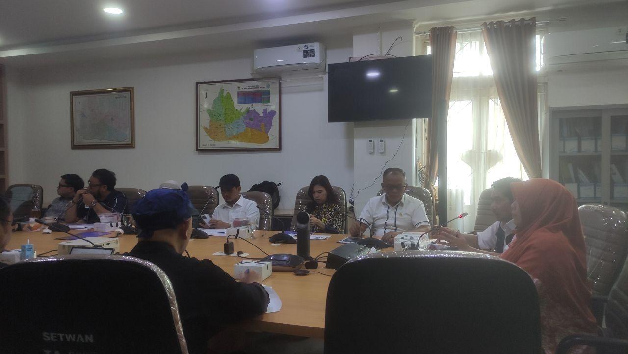 Komisi-II-DPRD-Kota-Bandung-menggelar-rapat-kerja-terkait-Penggunaan-Tapping-Box.jpg