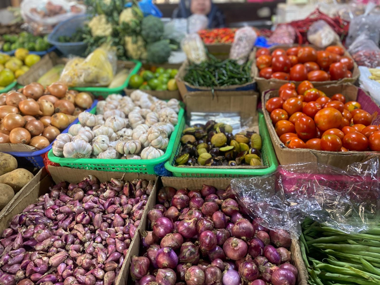 Komoditas-bawang-dan-cabai-dijajakan-di-Pasar-Ciwastra-Kamis-462026.jpg