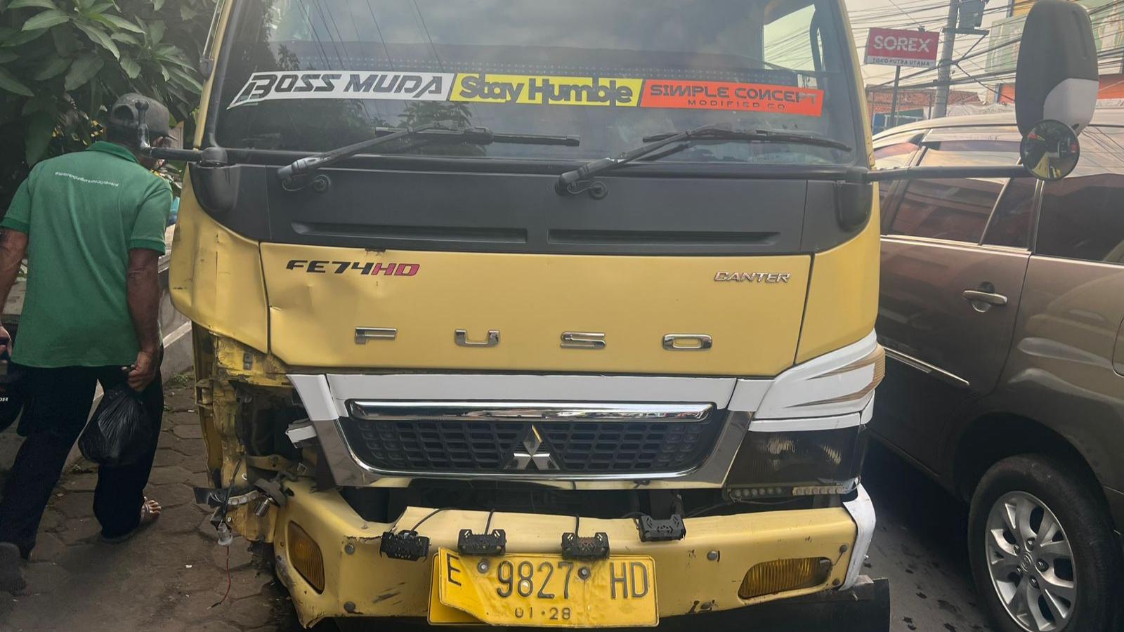Viral Vedeo Detik-detik Dump Truck Hantam 3 Motor di Cirebon, Korban Teriak Kesakitan di Depan Ruko