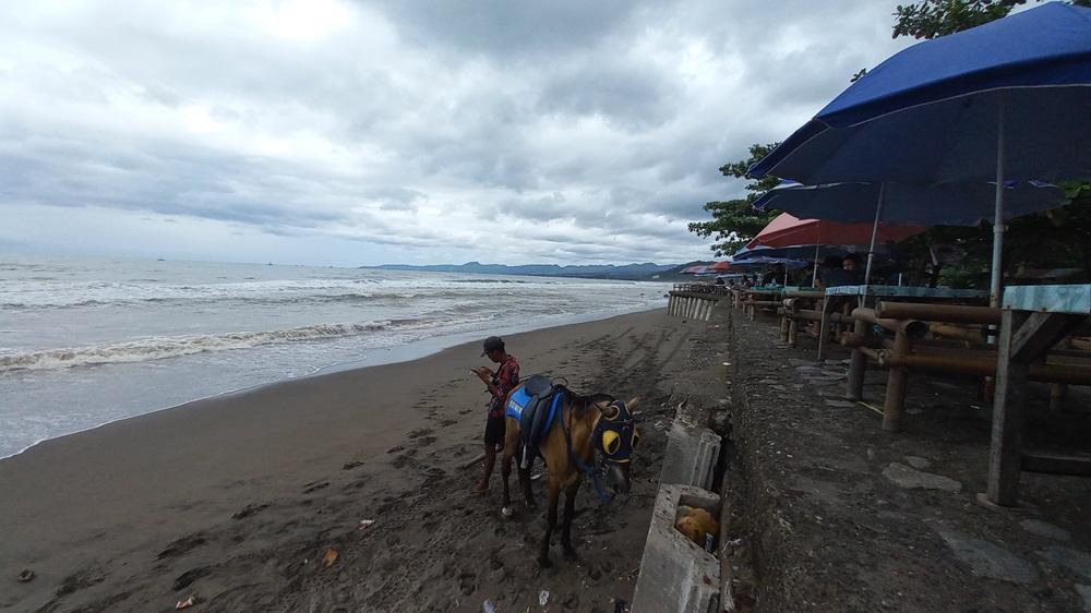Kondisi-Pantai-Citepus-Sukabumi-sepi-pengunjung-di-H-1.jpg