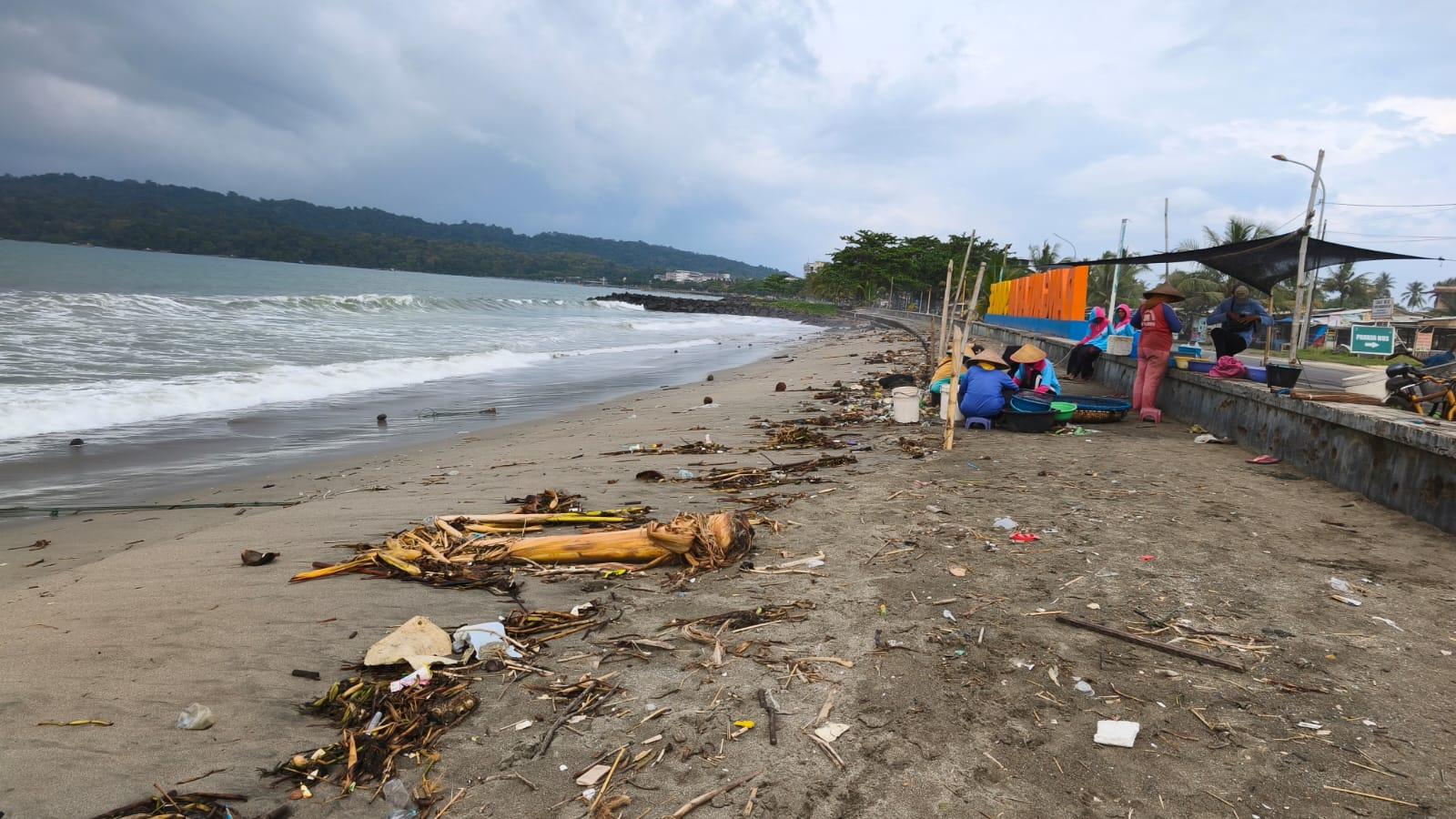 Pantai Timur Pangandaran 'Dihiasi' Sampah Kiriman, dari Batang Kayu sampai Tumpukan Sampah Plastik