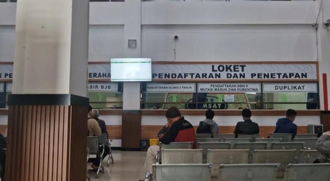 Kondisi-Samsat-Kawaluyaan-Bandung-terlihat-tak-terlalu-ramai-oleh-wajib-pajak.jpg