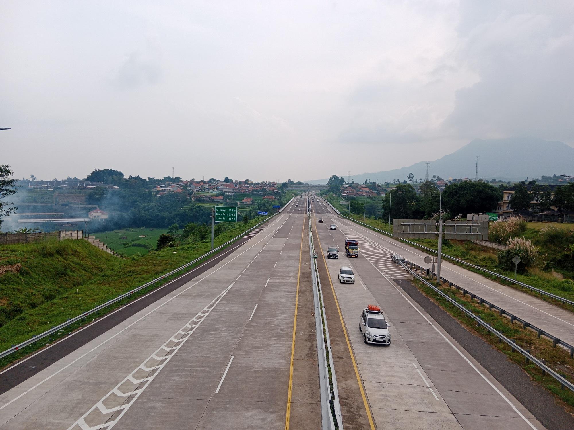 Kondisi-arus-lalu-lintas-di-Jalan-Tol-Cisumdawu-Sumedang-Minggu-742024.jpg