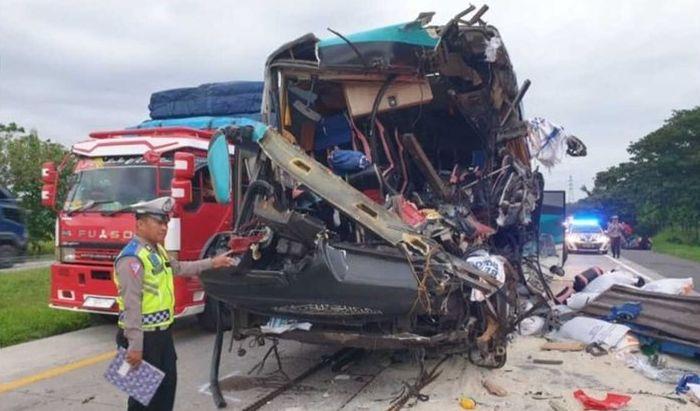 Kecelakaan Maut di Tol Cipali, Lima Nyawa Melawang Setelah Bus Tabrak Truk dari Belakang