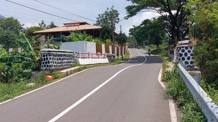 Kondisi-jalan-di-Desa-Sukaharja-Kabupaten-Bogor-desa-yang-akan-dilelang.jpg