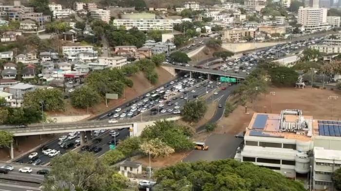 Kondisi-kemacetan-panjang-di-Hawaii-setelah-muncul-peringatan-tsunami-di-kota-itu.jpg