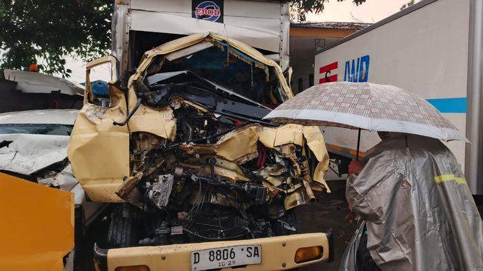 Kondisi-kendaraan-truck-light-box-yang-terlibat-kecelakaan-beruntun-di-Tol-Cipularang-KM-95-B.jpg