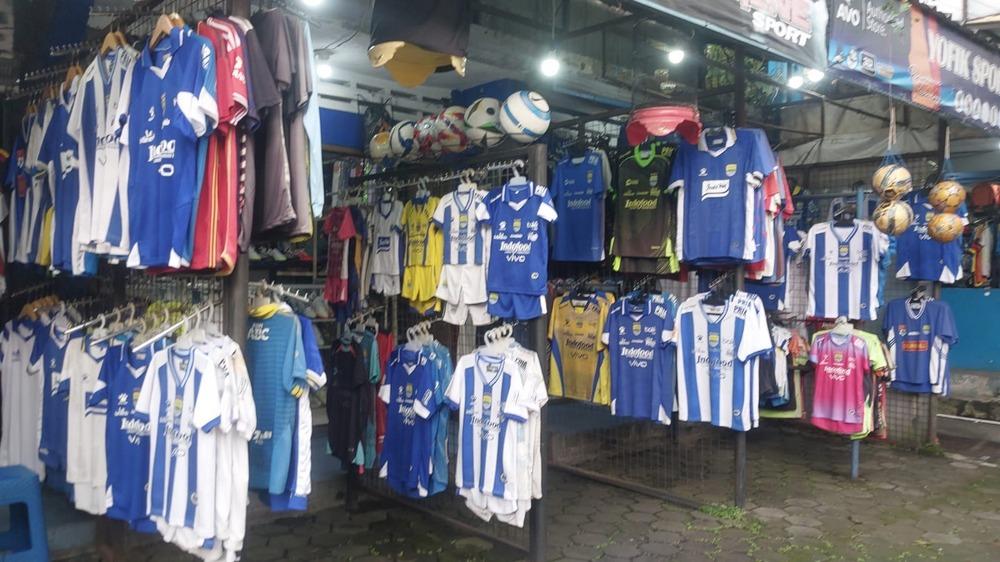 Jelang El Clasico Persija vs Persib, Omzet Pedagang Jersey di Sidolig Diprediksi Naik 100 Persen