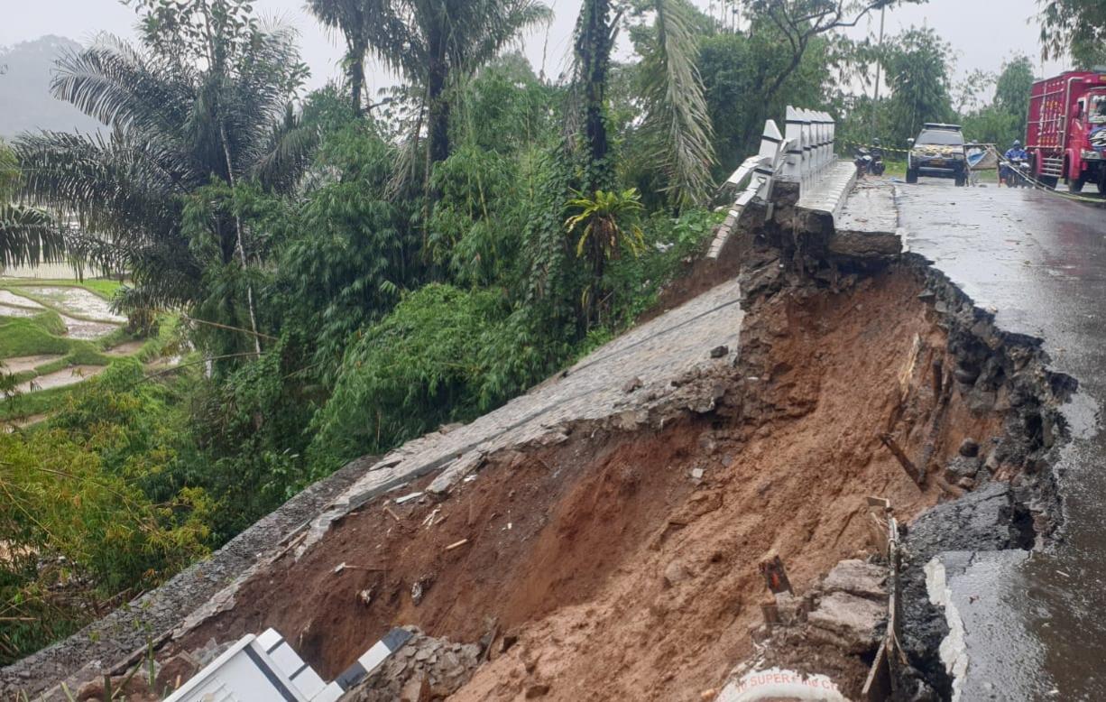 Kondisi-longsor-TPT-jalan-provinsi-Sukabumi-Sagaranten.jpg