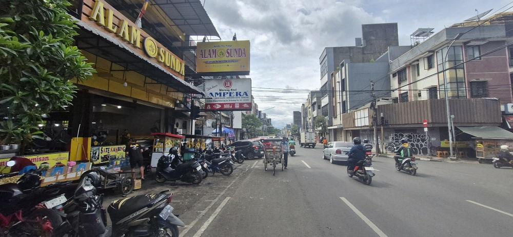 Kondisi-parkir-Jalan-Otista-Kota-Bandung-Selasa-2012026.jpg