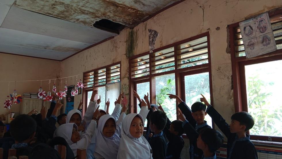 Kondisi-ruangan-kelas-yang-rusak-di-SD-Negeri-Rancapurut-Sumedang.jpg