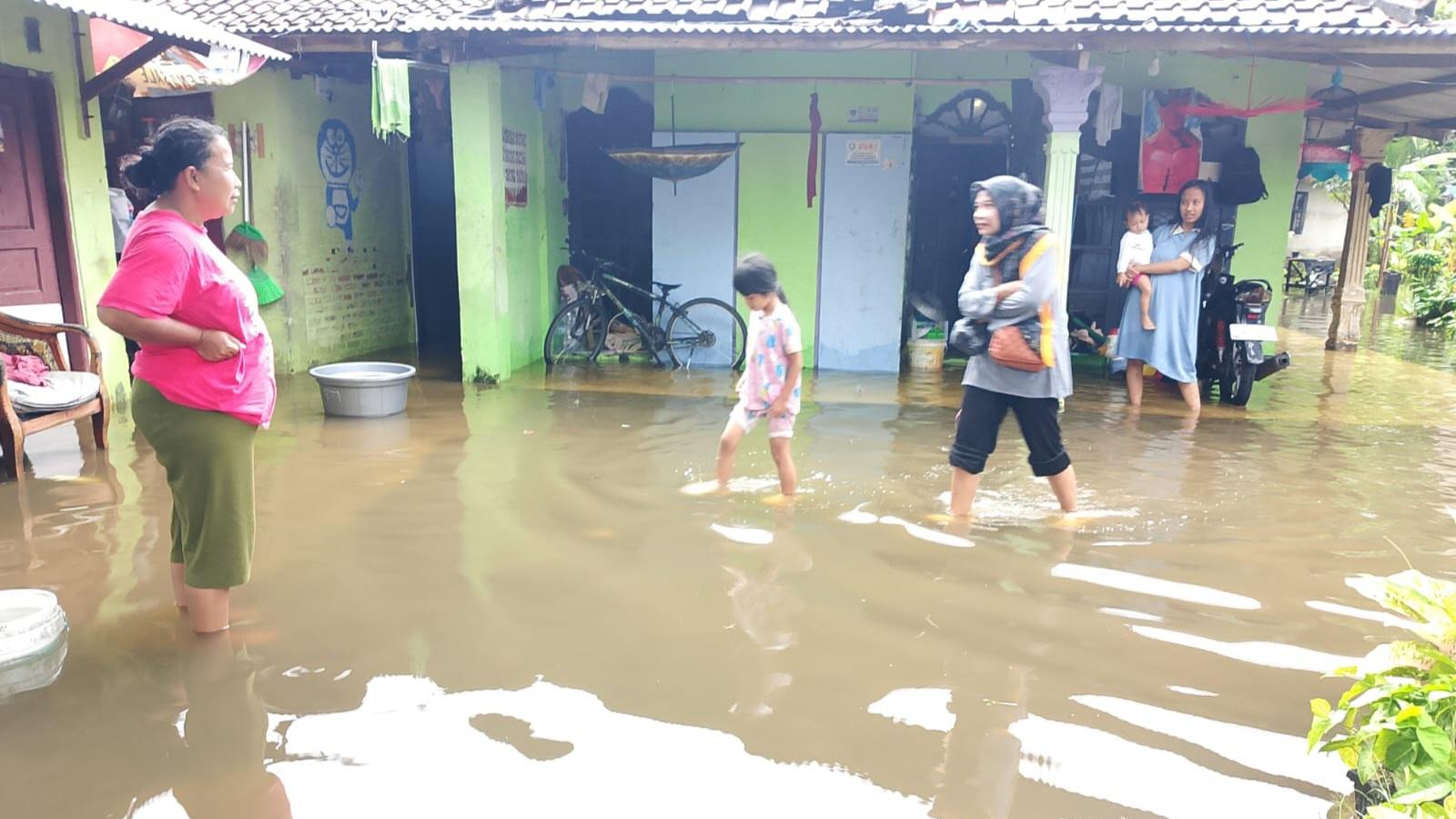 Kondisi-rumah-warga-yang-terendam-banjir-di-DesaKecamatan-Indramayu.jpg