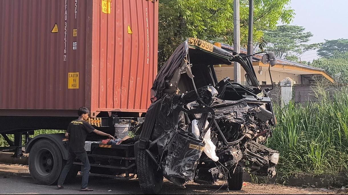 Kondisi-truk-kontainer-yang-alami-kecelakaan-maut.jpg