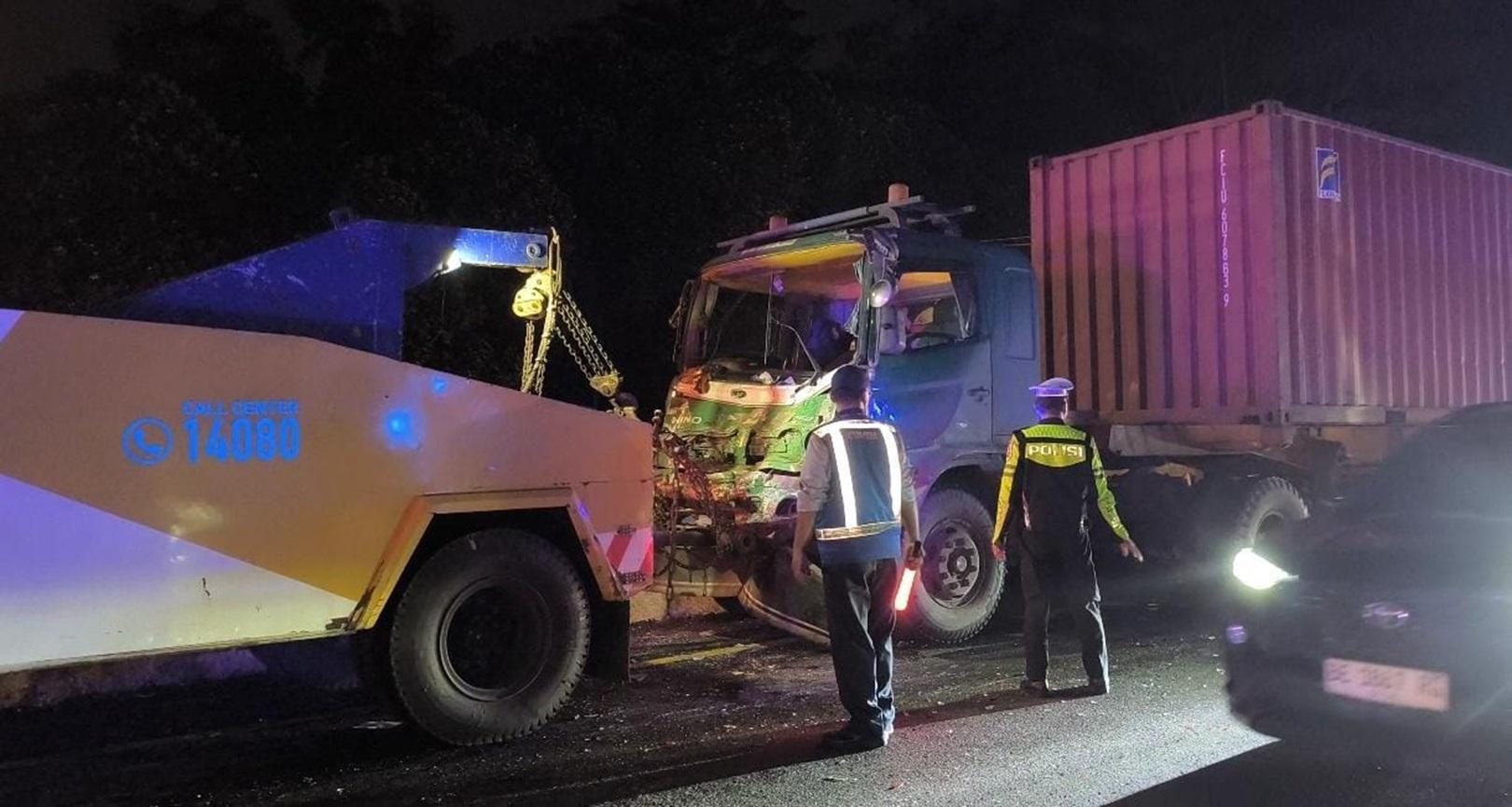 Kondisi-truk-kontainer-yang-diduga-mengalami-rem-blong-di-Cipularang.jpg