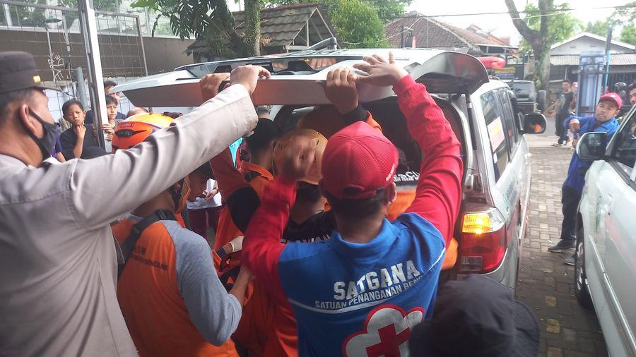 Korban-tenggelam-berada-di-RS-Almulk-akan-dibawa-ke-rumah-duka-di-Kampung-Joglo.jpg