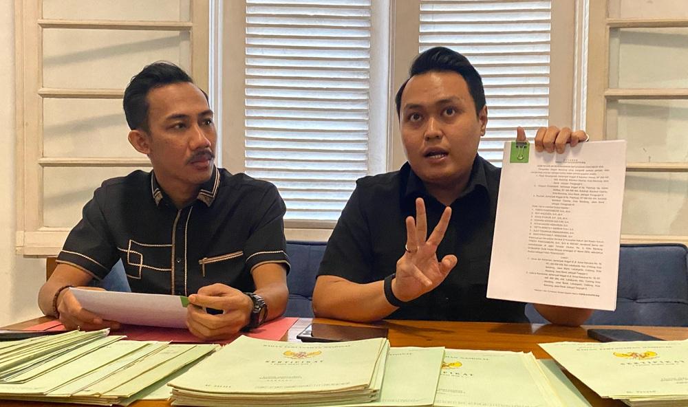 Kuasa-Hukum-pemilik-lahan-Sukahaji-dalam-sesi-konferensi-pers.jpg