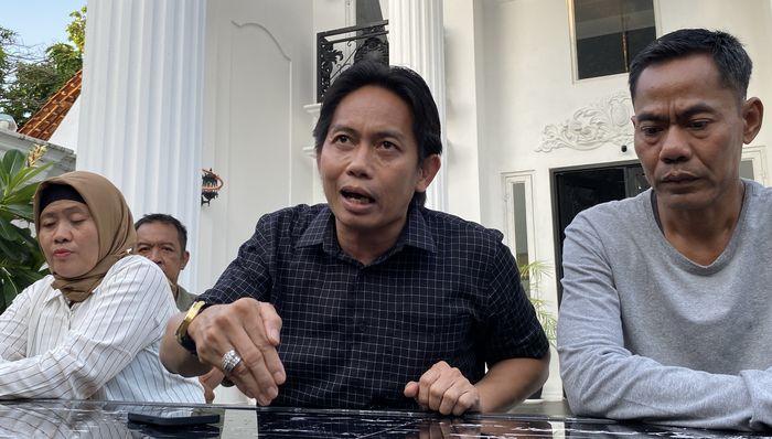Kuasa-hukum-keluarga-Putri-Apriyani-Toni-RM-tengah-iNDRAMAYU.jpg