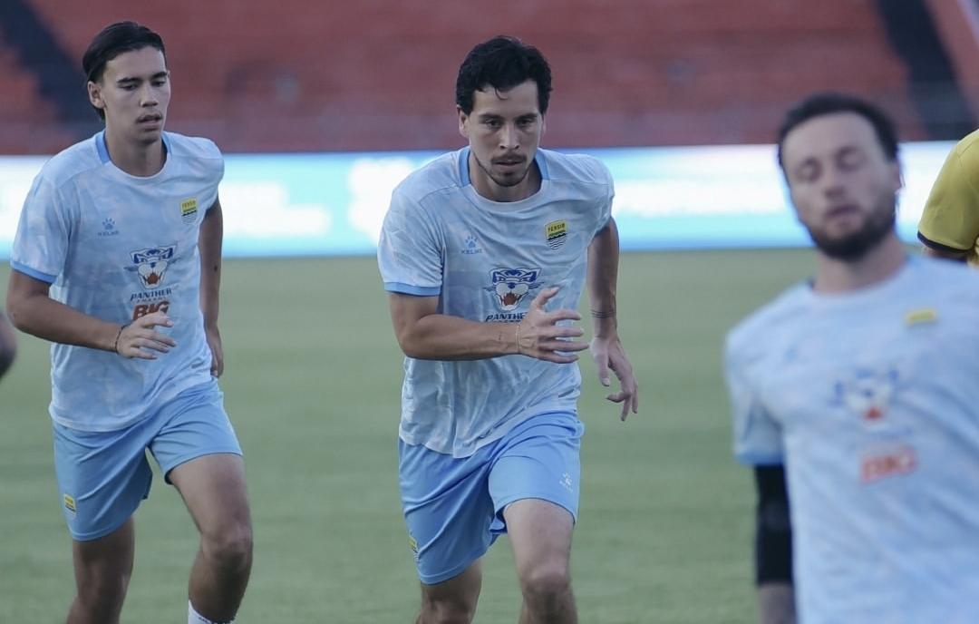 LATIHAN-Para-pemain-Persib-bersiap-menghadapi-Semen-Padang-sa.jpg