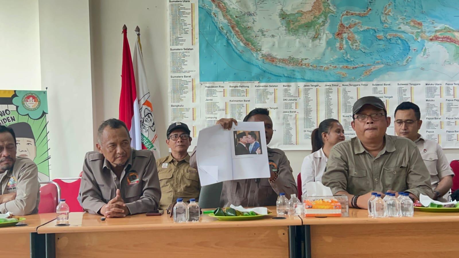 LBH-Tani-Merdeka-Indonesia-menunjukkan-foto-Presiden-RI.jpg