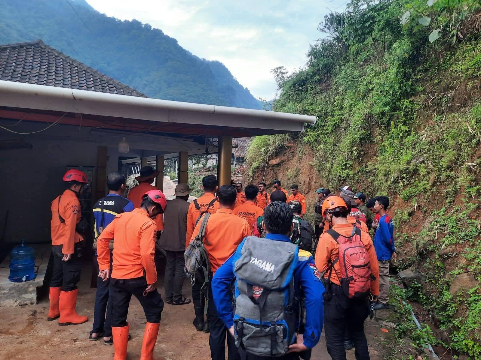 LONGSOR-CURUG-CILEAT-2-TEWAS.jpg