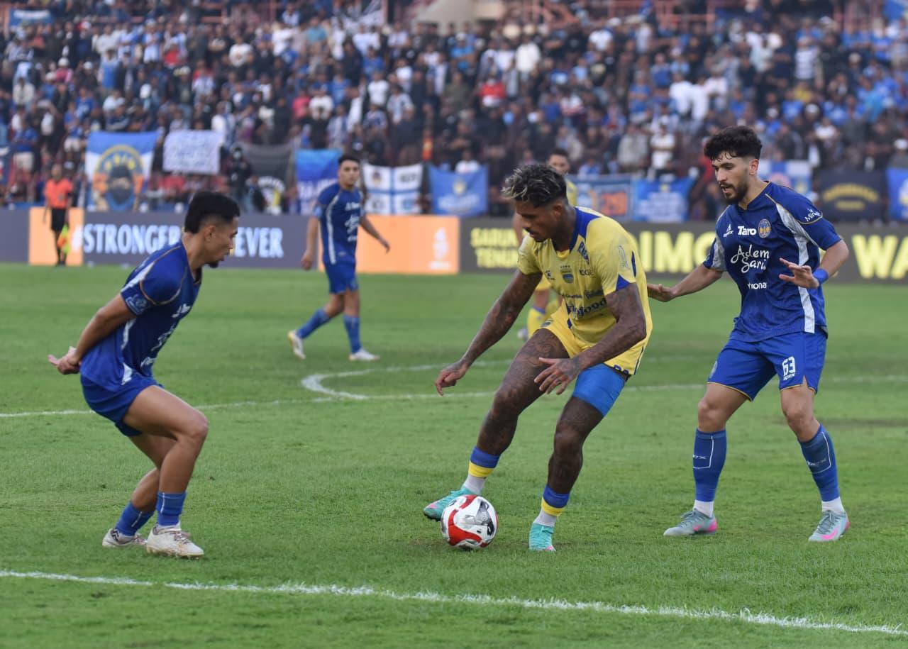 Laga-PSIM-Yogyakarta-vs-Persib-Bandung-di-Stadion-Sultan-Agung-Bantul.jpg