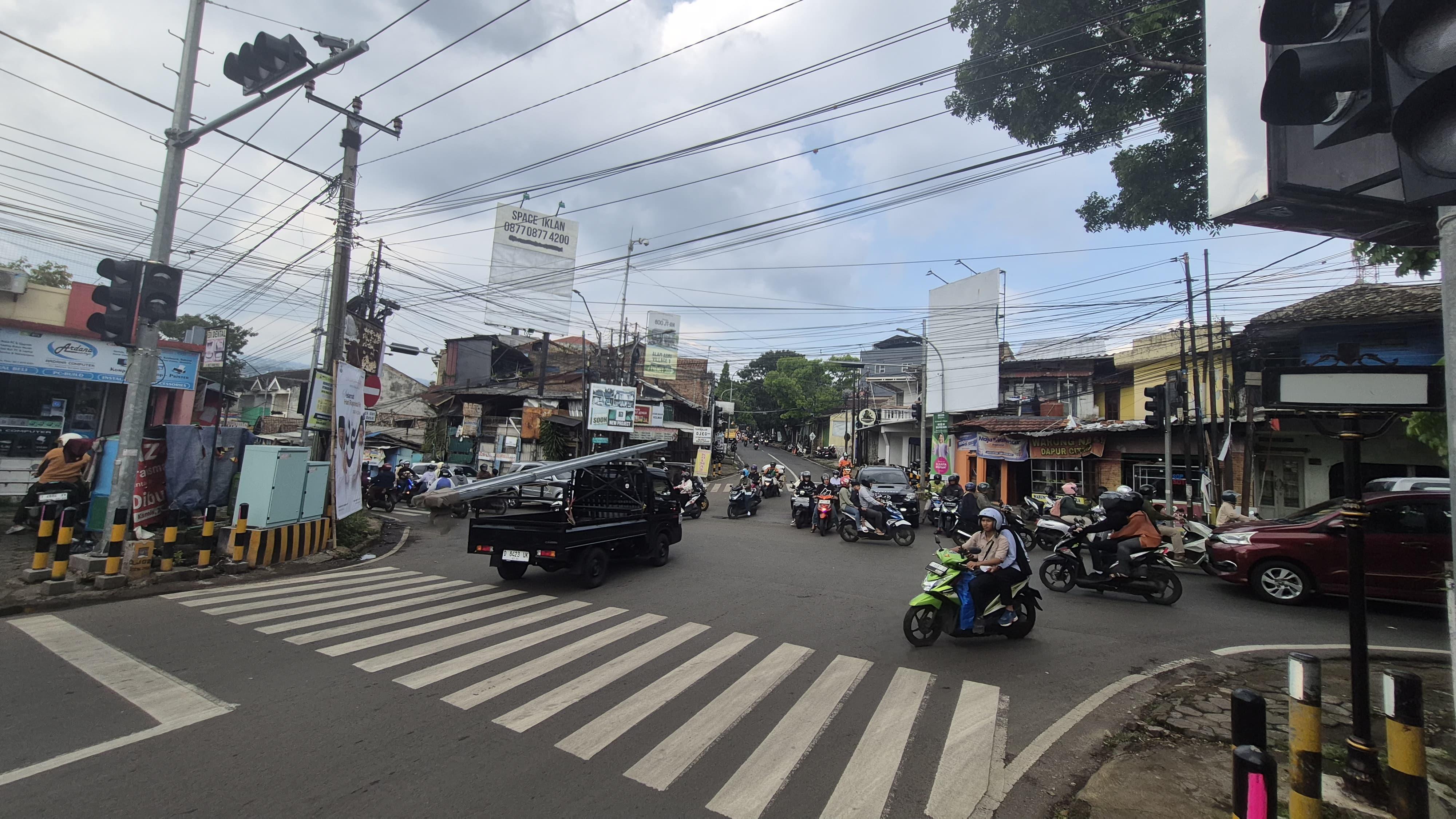 Lampu-APILL-yang-dipasang-di-simpang-Citeureup-tidak-berfungsi.jpg