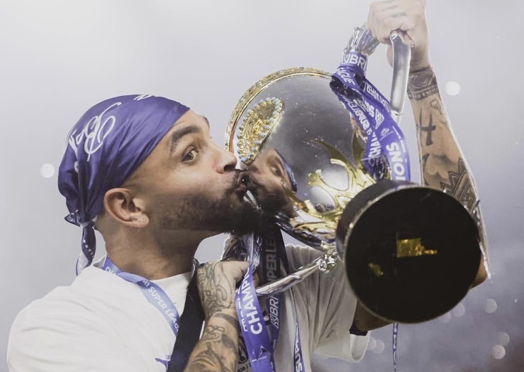 Layvin-Kurzawa-mencium-trofi-usai-Persib-menjuarai-Supe.jpg