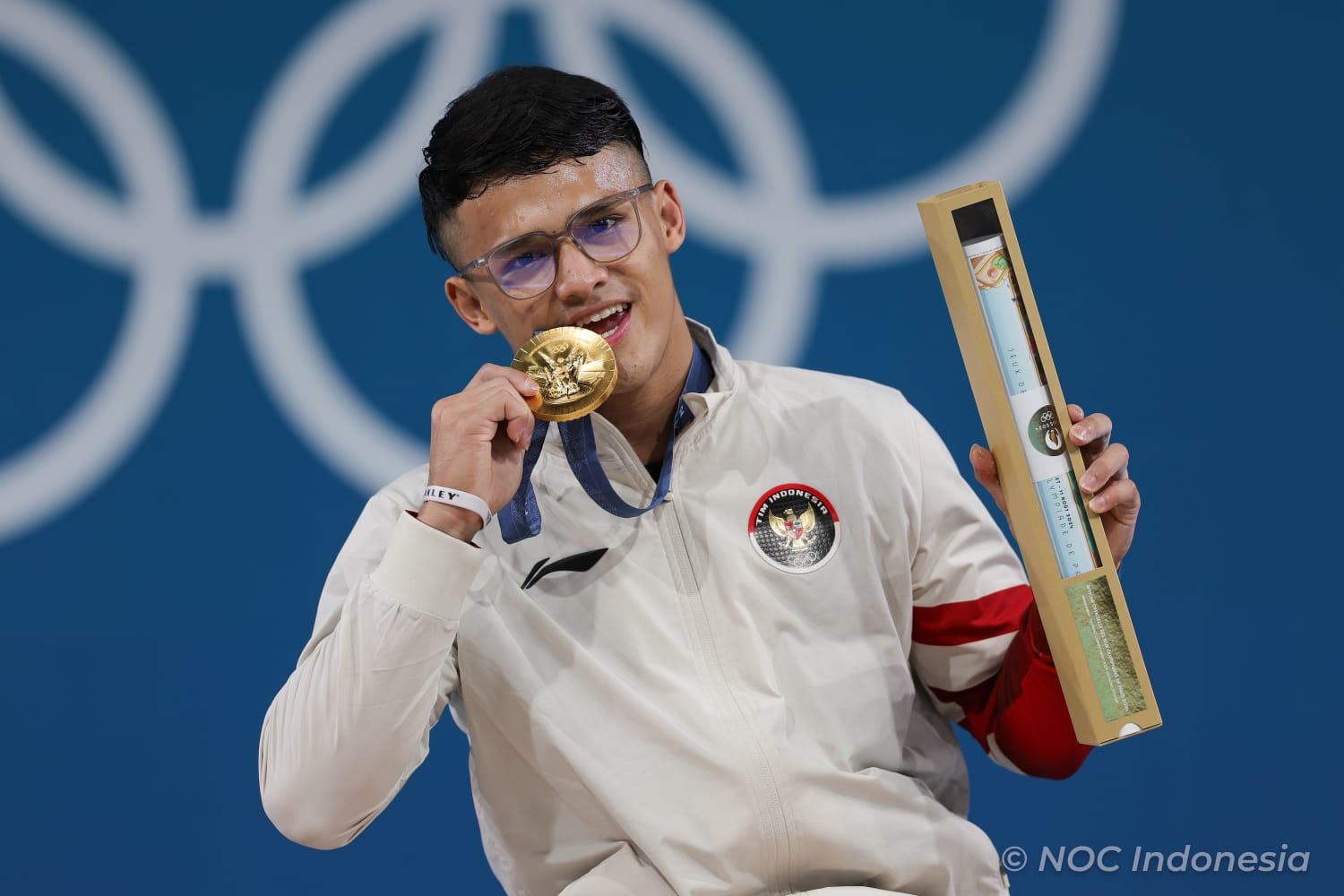 Lifter-kebanggaan-Indonesia-Rizki-Juniansyah-mempersembahkan-medali-emas.jpg