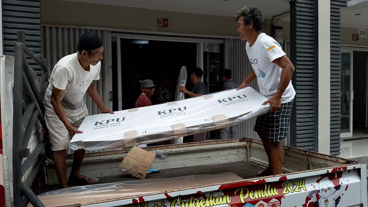 Sebanyak 11.388 Logistik Bilik Suara Mulai Didistribusikan ke Gudang KPU Kabupaten Tasikmalaya