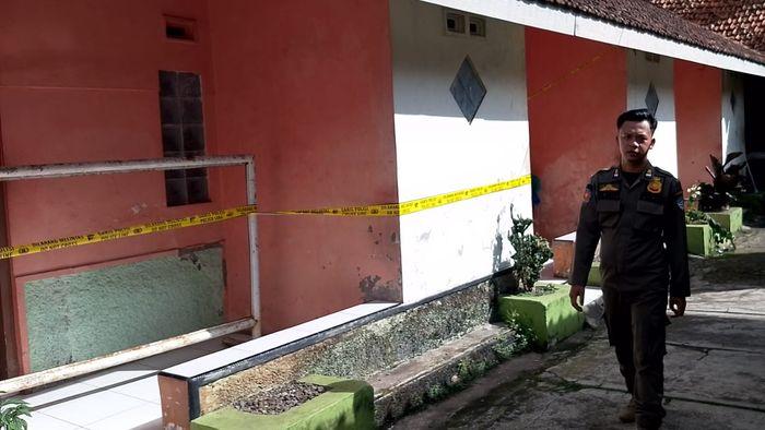 Lokasi-penyekapan-gadis-di-bawah-umur-telah-dipasangi-garis-polisi-TASIKMALAYA.jpg
