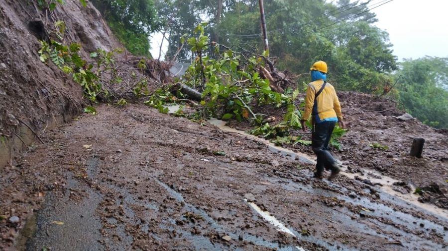 BREAKING NEWS: Jalur Geopark Ciletuh Sukabumi Tertutupi Longsor, Jalan Tak Bisa Dilalui Kendaraan