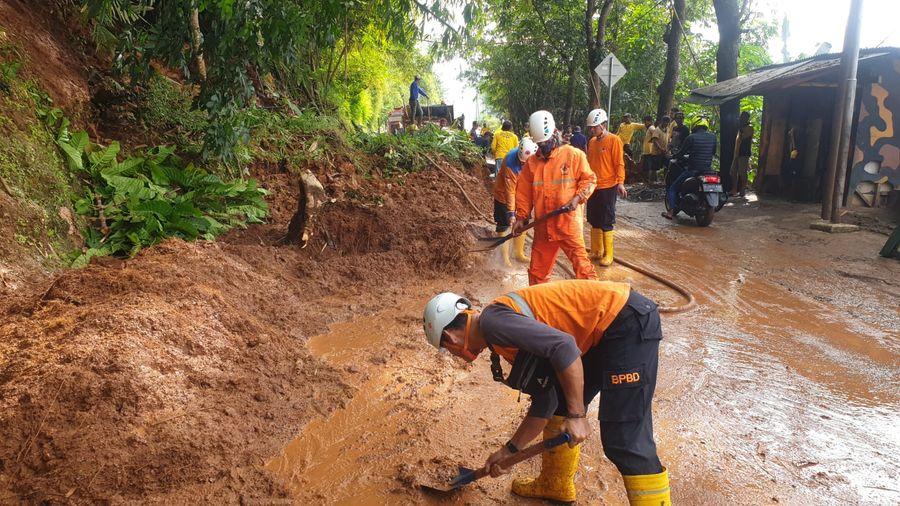 Longsor-di-Sumedang-Utara-Rabu-5102022.jpg