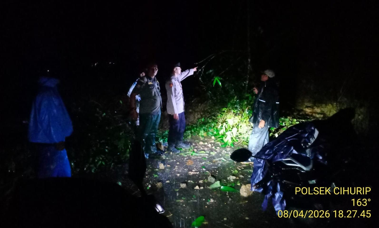 Longsor-gunung-gelap-garut-2.jpg