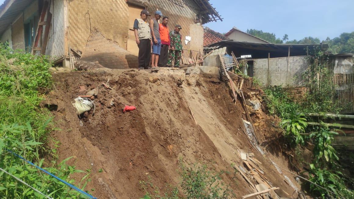 Longsor-menimpa-rumah-Parman-di-Sukabumi.jpg