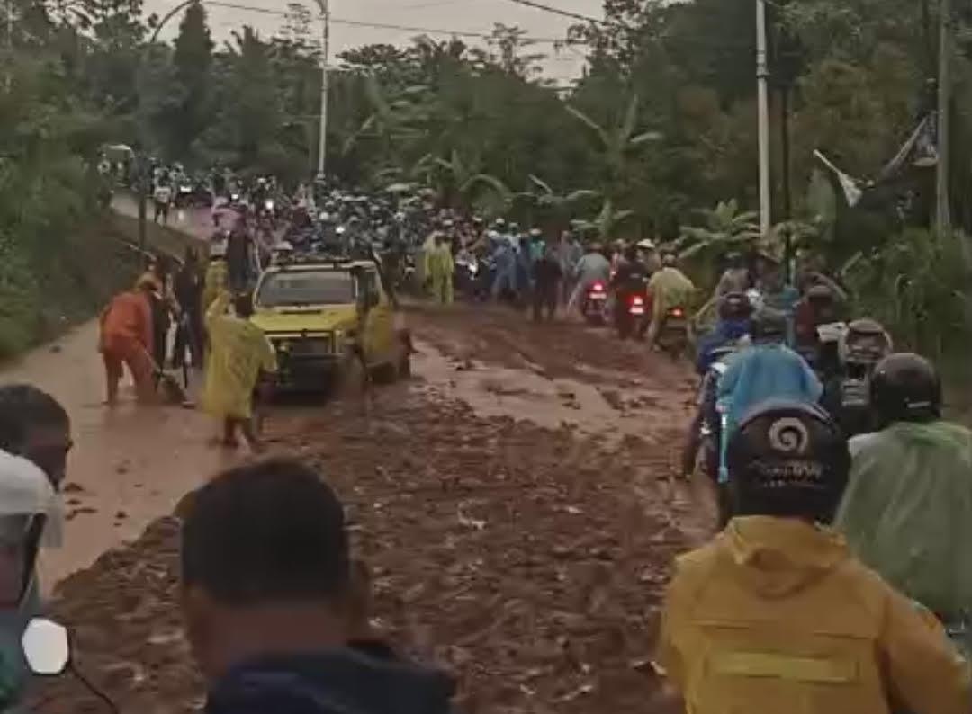 Longsor-menutupi-jalan-provinsi-Nyalindung-Sagaranten-MInggu-28122025.jpg