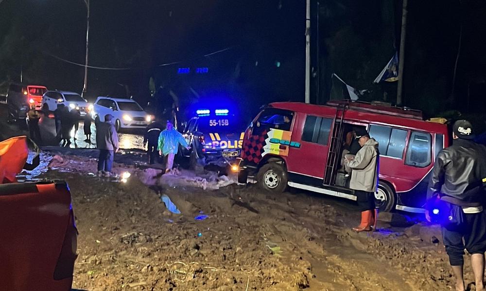 Longsor-tutup-Jalan-Sukabumi-Sagarant.jpg
