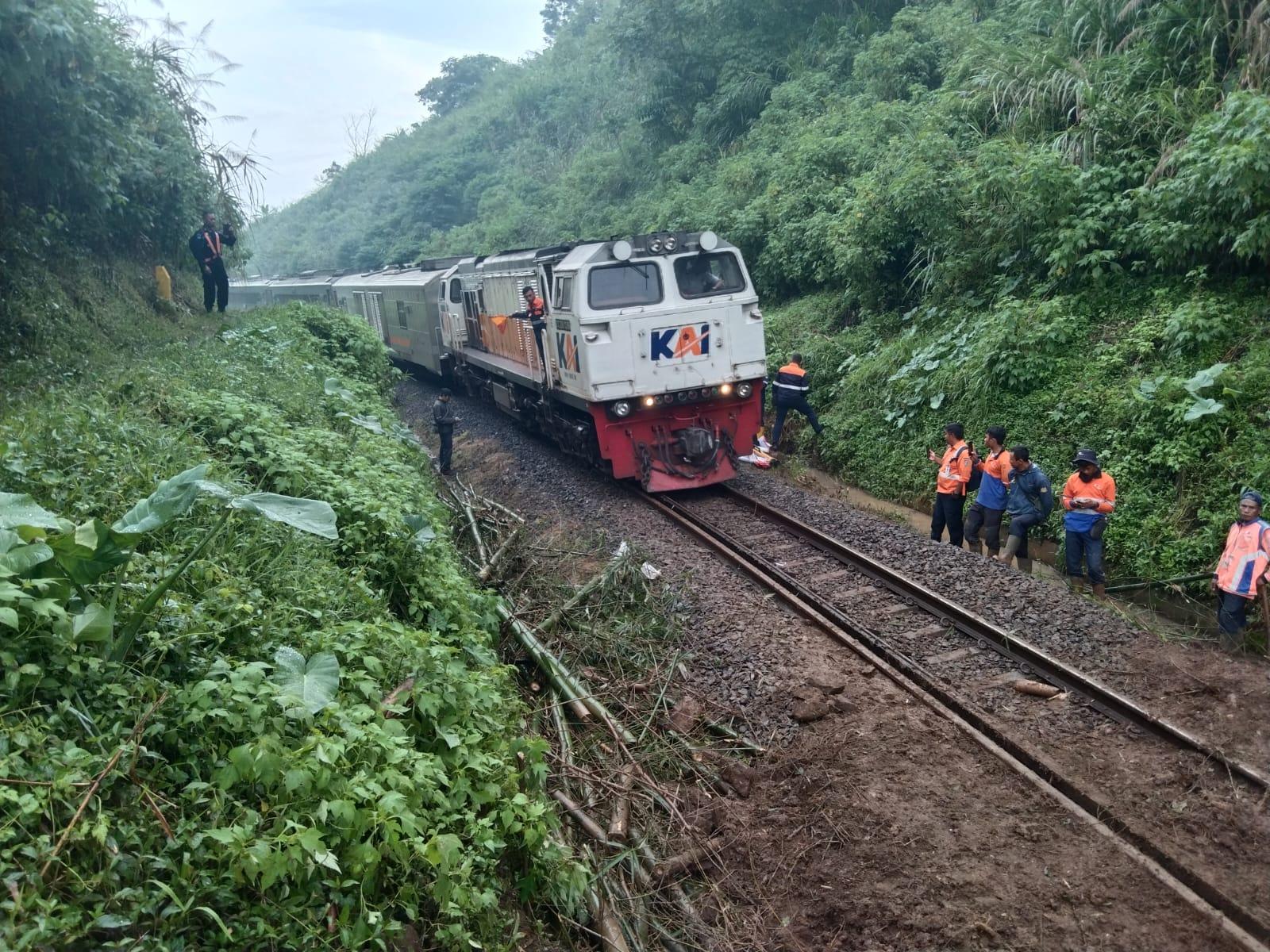 Update Rel Kereta Api Tertimbun Longsor di Bandung Barat, KA Harina Sudah Bisa Lewat