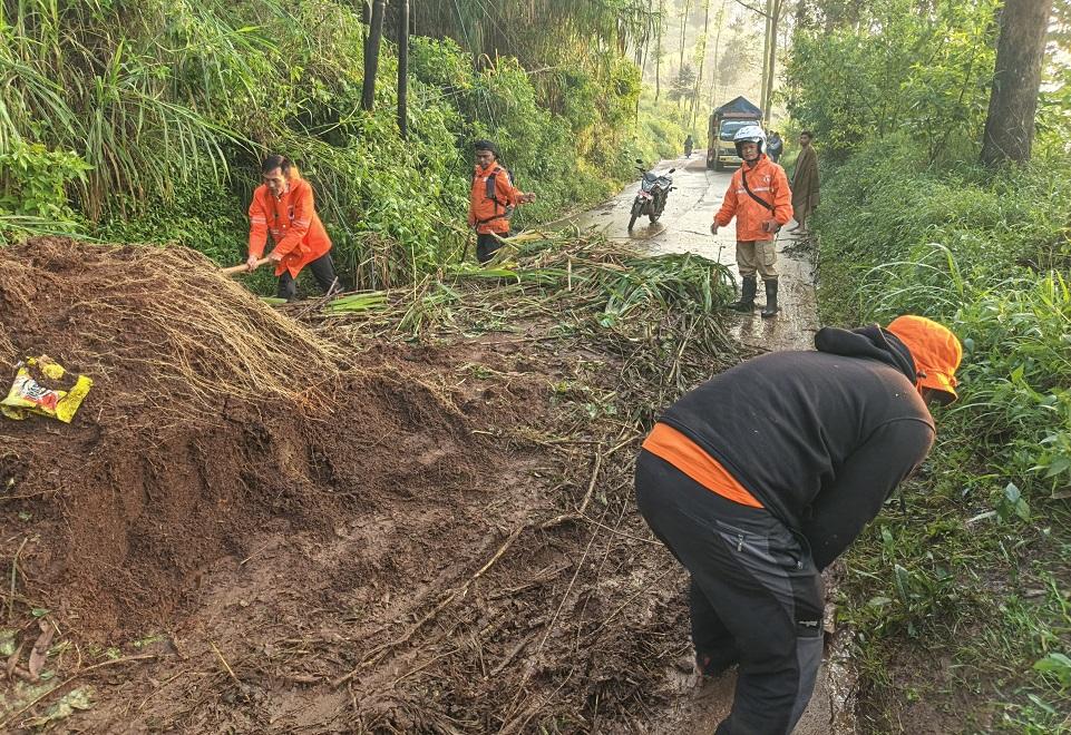Longsor-yang-terjadi-di-Kecamatan-Kertasari-Kabupaten-Bandung-74.jpg