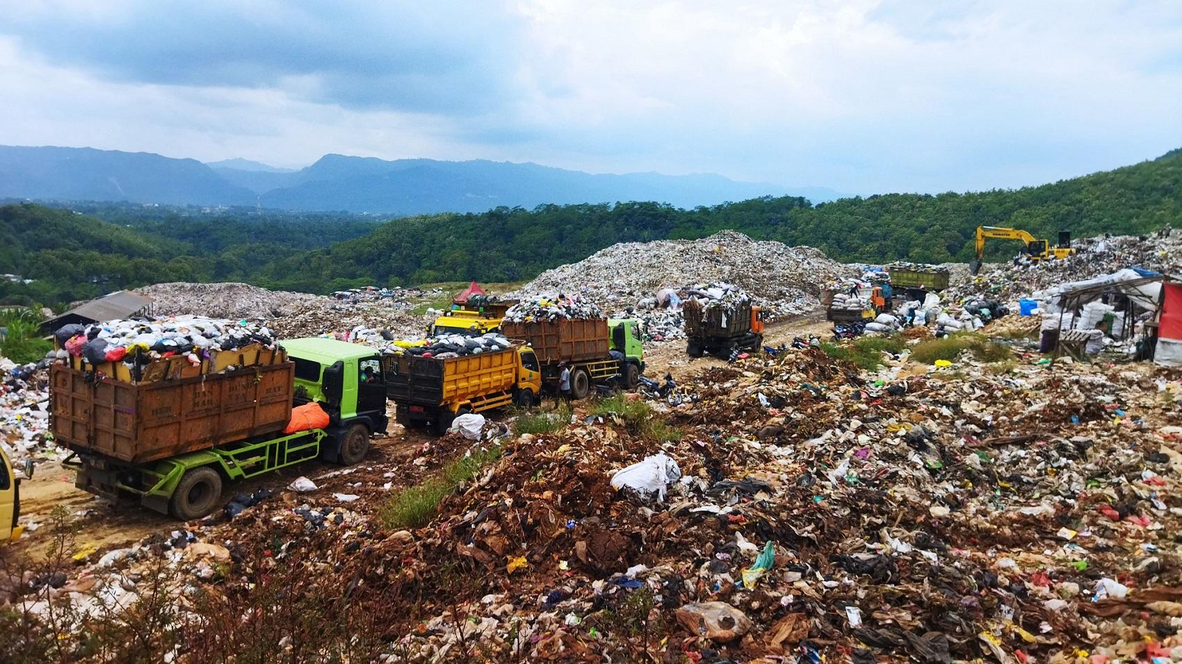 TPA Sarimukti Sudah Overload Sejak 2017, Ditambah Jalan Licin Hambat Penurunan Sampah dari Truk