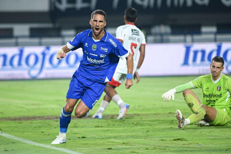 Luciano-Guaycochea-mencetak-gol-dalam-persib.jpg