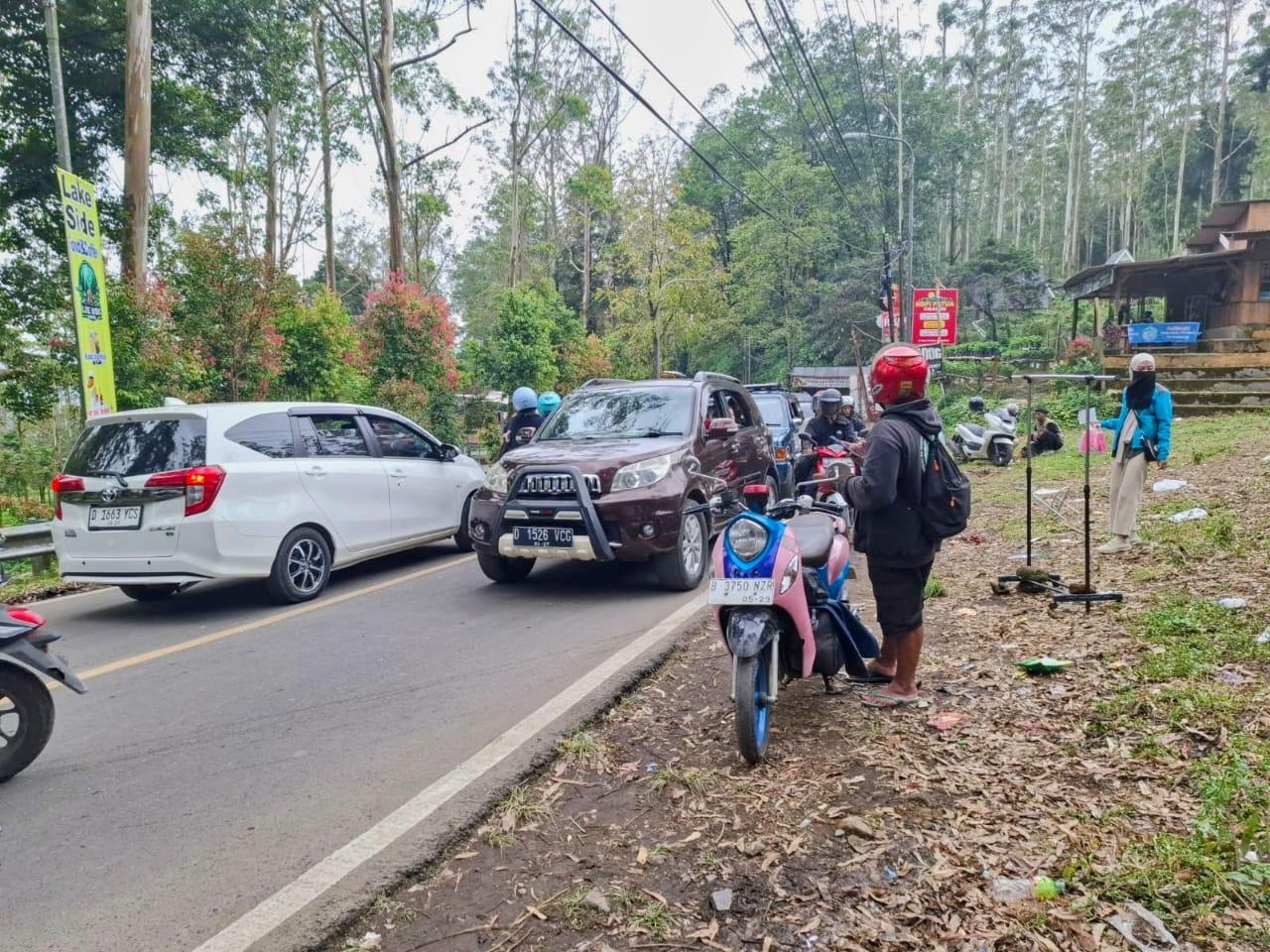 Hari Pertama 2026, Jalur Wisata Pacira Kabupaten Bandung Dipadati Kendaraan Wisatawan